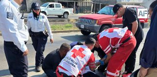 Choque de motocicleta en Colima deja una persona lesionada, en libramiento Ejército Mexicano