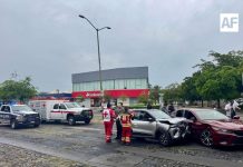 Cruz Roja atiende choque entre dos vehículos en Avenida Constitución; dos lesionados leves