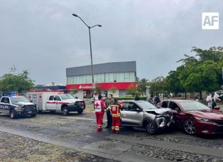Cruz Roja atiende choque entre dos vehículos en Avenida Constitución; dos lesionados leves