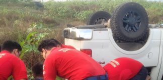 Atiende Protección Civil volcadura y choque entre tres vehículos en la carretera Quesería–Alcaraces