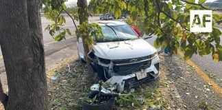 Vehículo termina en el camellón tras accidente en la autopista Colima–Guadalajara