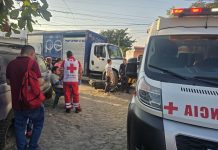 Atienden a motociclista lesionado tras percance con camión repartidor en Villa de Álvarez