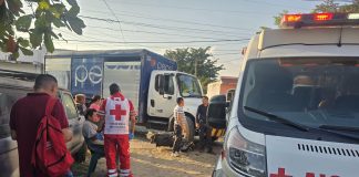 Atienden a motociclista lesionado tras percance con camión repartidor en Villa de Álvarez