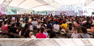 Más de 1,700 estudiantes de Tecomán reciben sus tarjetas de Mi ColiBeca para Empezar, este jueves
