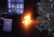 Se incendia contenedor de tráiler en autopista Colima-Manzanillo antes de llegar a La Salada