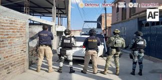 En Michoacán, autoridades detienen a ocho personas, aseguran armas e inhabilitan dos campamentos clandestinos