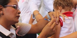 Salud Colima reporta avance de 45% en vacunación contra influenza; pide acudir a inocularse