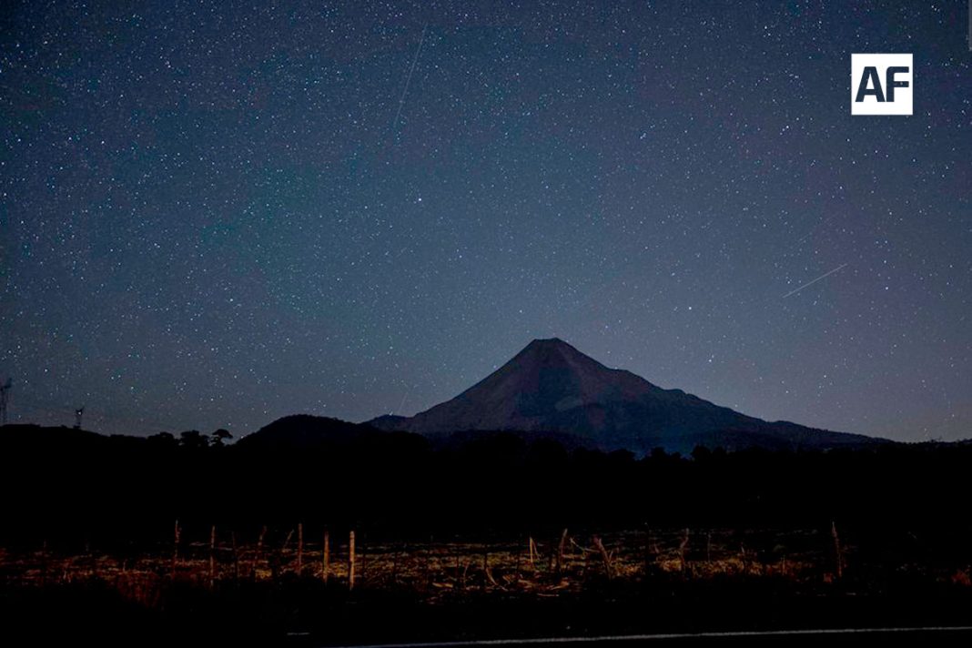 noche-volcan-estrellas