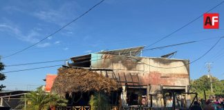 Incendio consume palapa de restaurante de mariscos en avenida Tecnológico; responsable estaría identificado