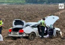 Paramédicos de Cruz Roja Tecomán atendieron volcadura en la carretera a Pascuales