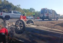 Atienden Protección Civil y Bomberos volcadura en la carretera Cuauhtémoc–Buenavista