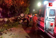Vehículo vuelca y termina en el camellón de Leonardo Bravo en Colima; conductor habría huido del lugar