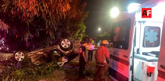 Vehículo vuelca y termina en el camellón de Leonardo Bravo en Colima; conductor habría huido del lugar