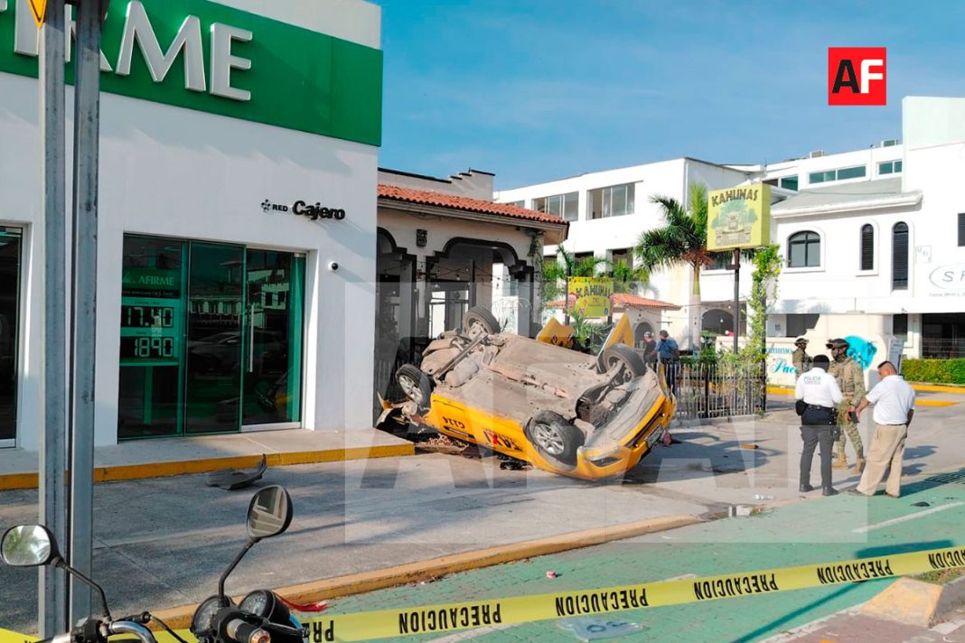 vuelca-taxi-boulevard-manzanillo-02