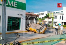 Dos mujeres lesionadas tras volcadura de taxi en el bulevar costero de Manzanillo