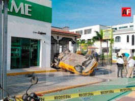 Dos mujeres lesionadas tras volcadura de taxi en el bulevar costero de Manzanillo