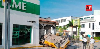 Dos mujeres lesionadas tras volcadura de taxi en el bulevar costero de Manzanillo