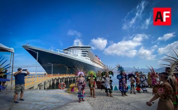 Arribo de turistas internacionales en el crucero Queen Mary 2 revitaliza el centro del puerto