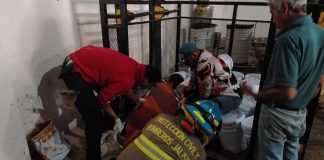 Sobrepasa límite de carga y colapsa elevador en empresa productora de cajeta de San Juan de los Lagos; hay dos heridos