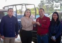 Indira Vizcaíno entregó dos patrullas y equipamiento a la Dirección de Seguridad Pública y Vialidad de Tecomán