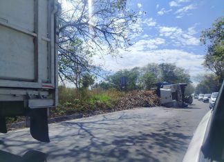 Accidente de transporte cañero provoca cierre parcial en la carretera Colima–Guadalajara; a la altura del Trapiche