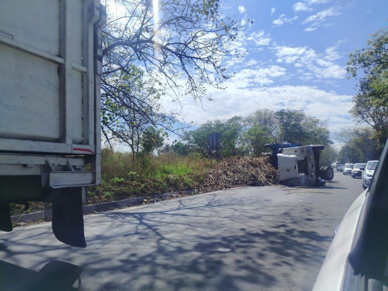 Accidente de transporte cañero provoca cierre parcial en la carretera ...