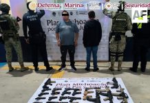 En Michoacán, autoridades federales y estatales aseguran 36 armas de fuego y detienen a tres personas