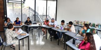 Imparte Guillermina Cuevas club de lectura en la Universidad Intercultural de Colima