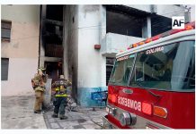 Bomberos Colima controla dos incendios simultáneos en la capital del estado