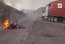 Protección Civil de Colima sofoca incendio de motocicleta en la autopista hacia Manzanillo