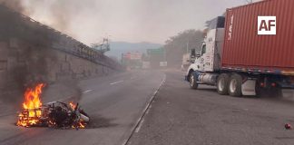 Protección Civil de Colima sofoca incendio de motocicleta en la autopista hacia Manzanillo