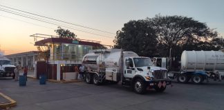 Jubilados petroleros en Colima denuncian crisis y deficiencias en prestaciones de servicio médico por parte de Pemex