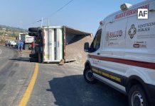 Vuelca tráiler en la carretera libre Quesería-Tonila; el chofer resultó ileso