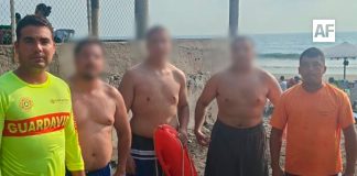 UEPC Colima rescata del mar a 3 personas de Los Ángeles California, en playa El Paraíso