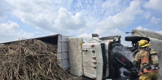 Atiende Protección Civil Cuauhtémoc volcadura de camión cañero en la carretera Colima–Guadalajara