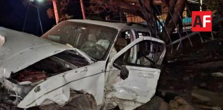 Adolescente muere al chocar su camioneta contra la barda de un kínder en Uruapan