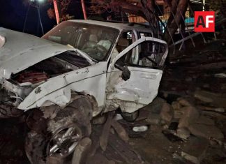 Adolescente muere al chocar su camioneta contra la barda de un kínder en Uruapan