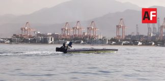Marina escolta embarcación semisumergible asegurada frente a la costa de Colima