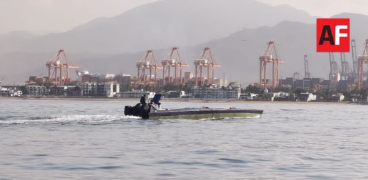 Marina escolta embarcación semisumergible asegurada frente a la costa de Colima