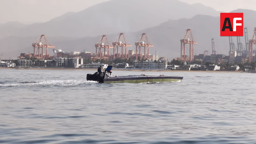 Marina escolta embarcación semisumergible asegurada frente a la costa de Colima21