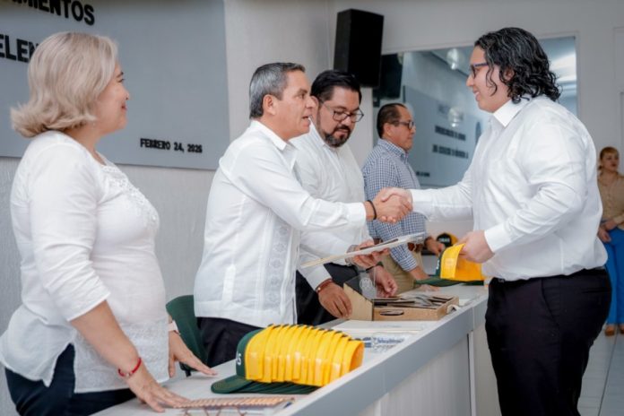 Reconocen a 74 egresados de excelencia EGEL_d (1)