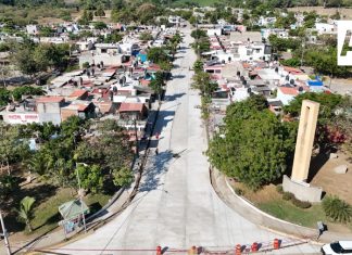 Rosi Bayardo supervisa avance de nueva calle con concreto hidráulico en La Floresta, Manzanillo