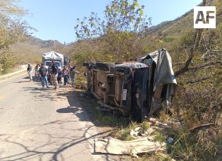 Nueve jornaleros resultan lesionados tras volcadura en la carretera Talpa-Mascota