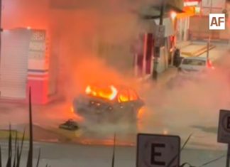 Vehículo provoca accidente vial y se incendia en zona centro de Tecomán; hay un lesionado