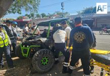 Se registra accidente de vehículo todoterreno en zona urbana de Colima; saldo de dos personas lesionadas, una de ellas grave