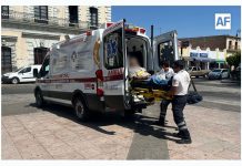 Servicios de emergencia auxilian a dos adultos mayores en el Jardín Núñez de Colima