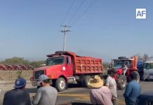 Pobladores de Buenavista bloquean paso a transportistas ante graves daños en infraestructura; piden intervención de SEIDUM