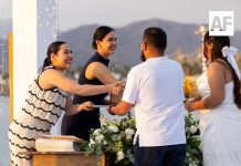 En bodas colectivas en Manzanillo, Indira pide a parejas ser agentes de cambio para su entorno y su comunidad