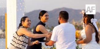 En bodas colectivas en Manzanillo, Indira pide a parejas ser agentes de cambio para su entorno y su comunidad