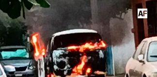 Se incendia combi en Rancho Blanco, Villa de Álvarez